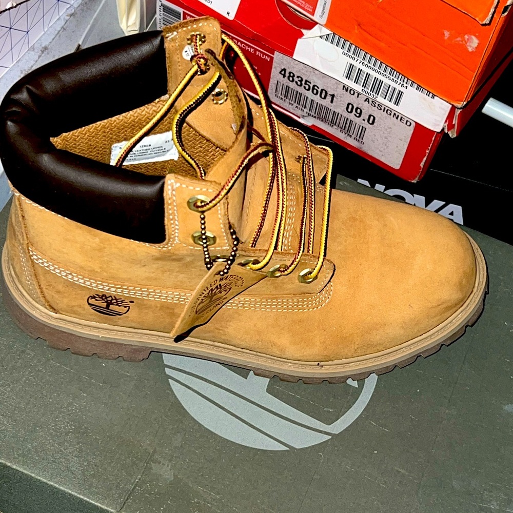 Timberlands size 6.5 (GS) worn lightly, great condition comes with box